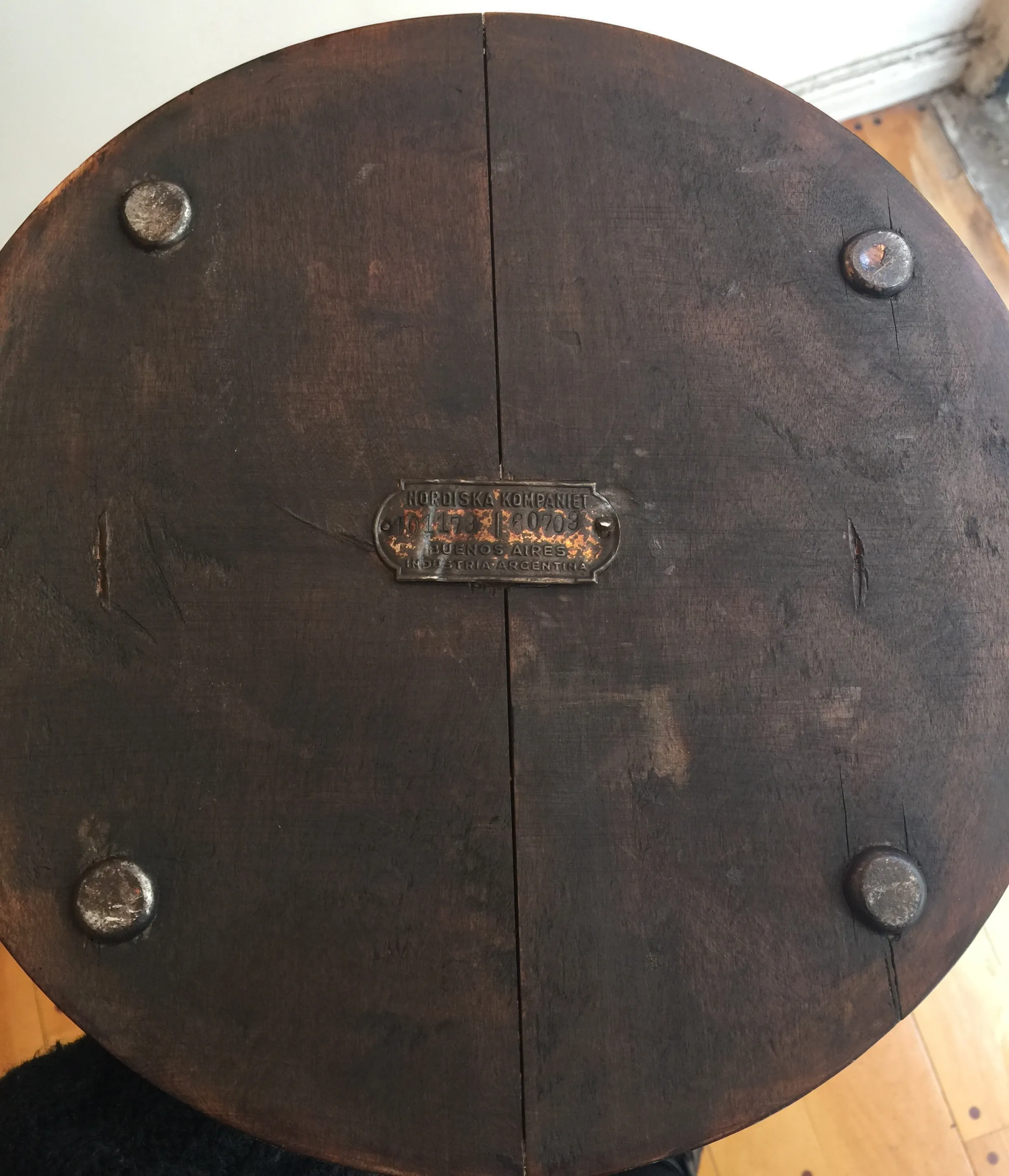 selo antigo Nordiska Kompaniet Buenos Aires em fundo escuro