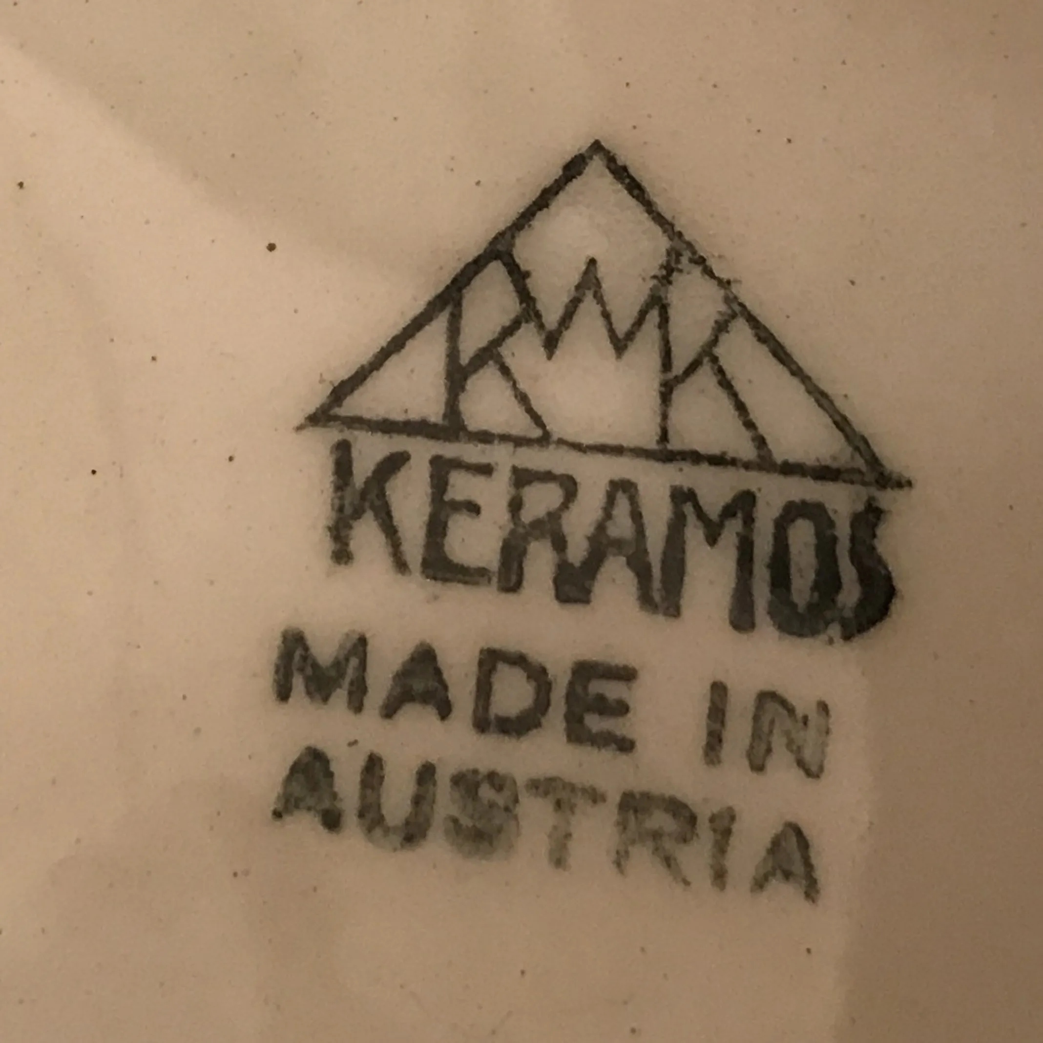 selo antigo keramos com design distintivo e texto claro