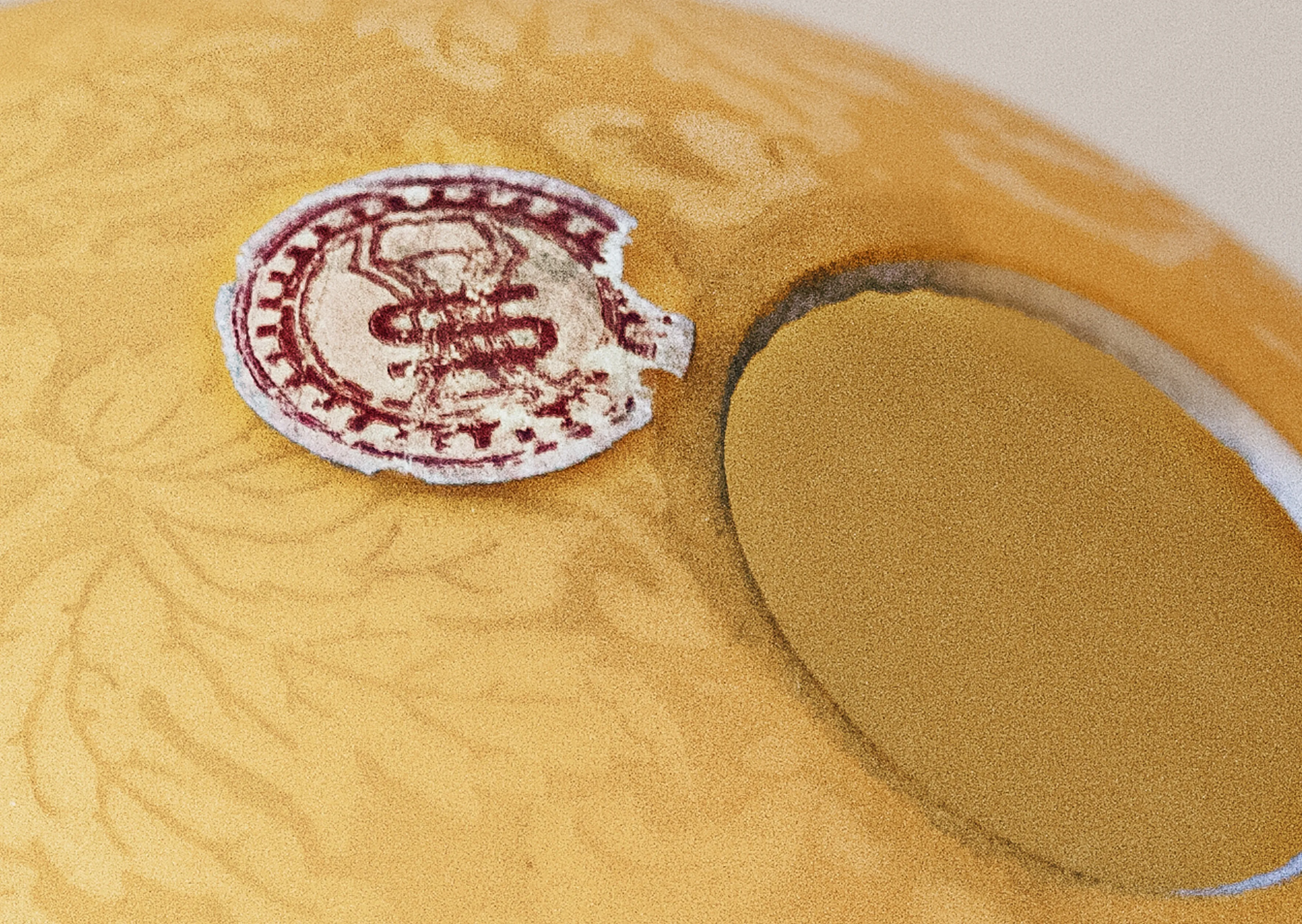 selo antigo em uma lâmpada de mesa com fundo decorativo amarelo