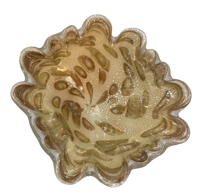 古老的穆拉诺玻璃雕塑，金色调