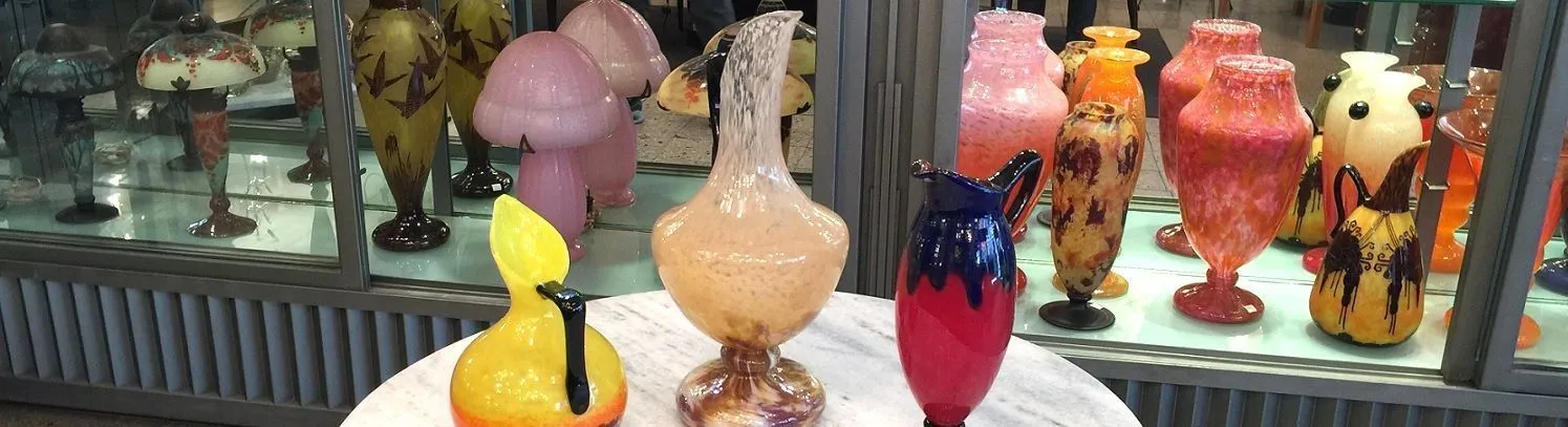 查德尔与施耐德的美丽古董玻璃，色彩鲜艳，形状独特