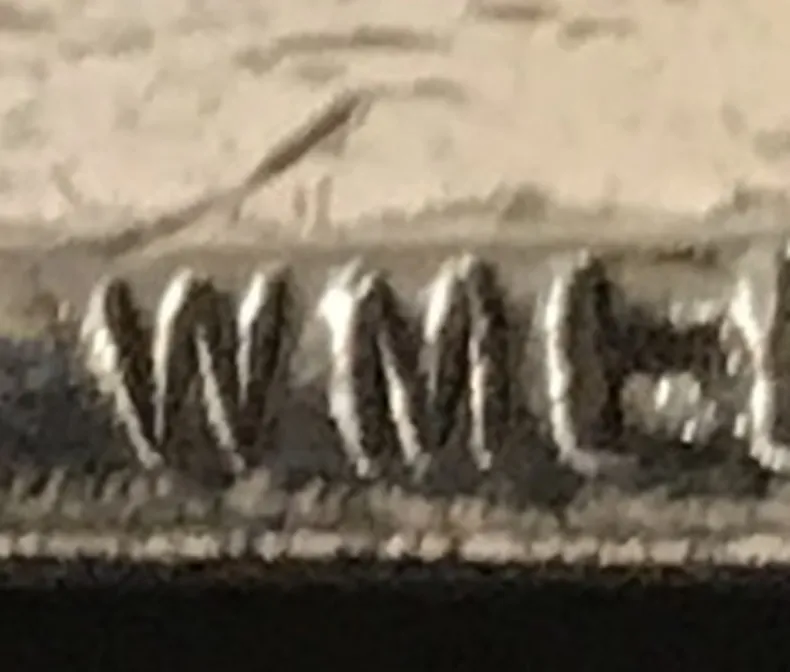 特写一个古老的印章，印有wmf