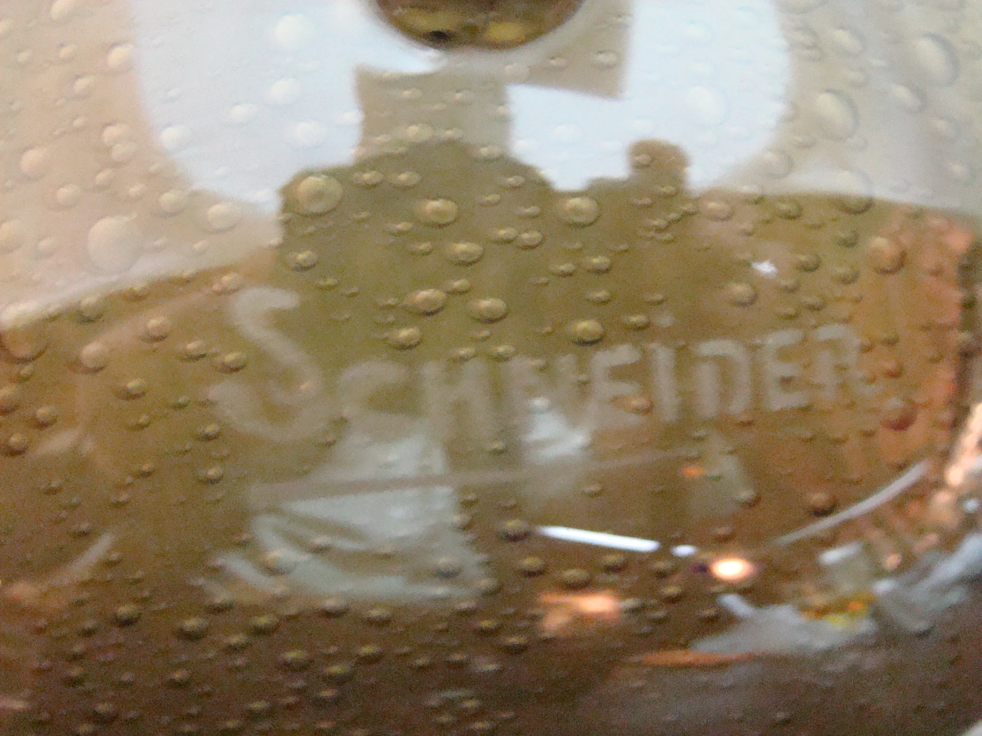 古老的 schneider 印章上有水滴