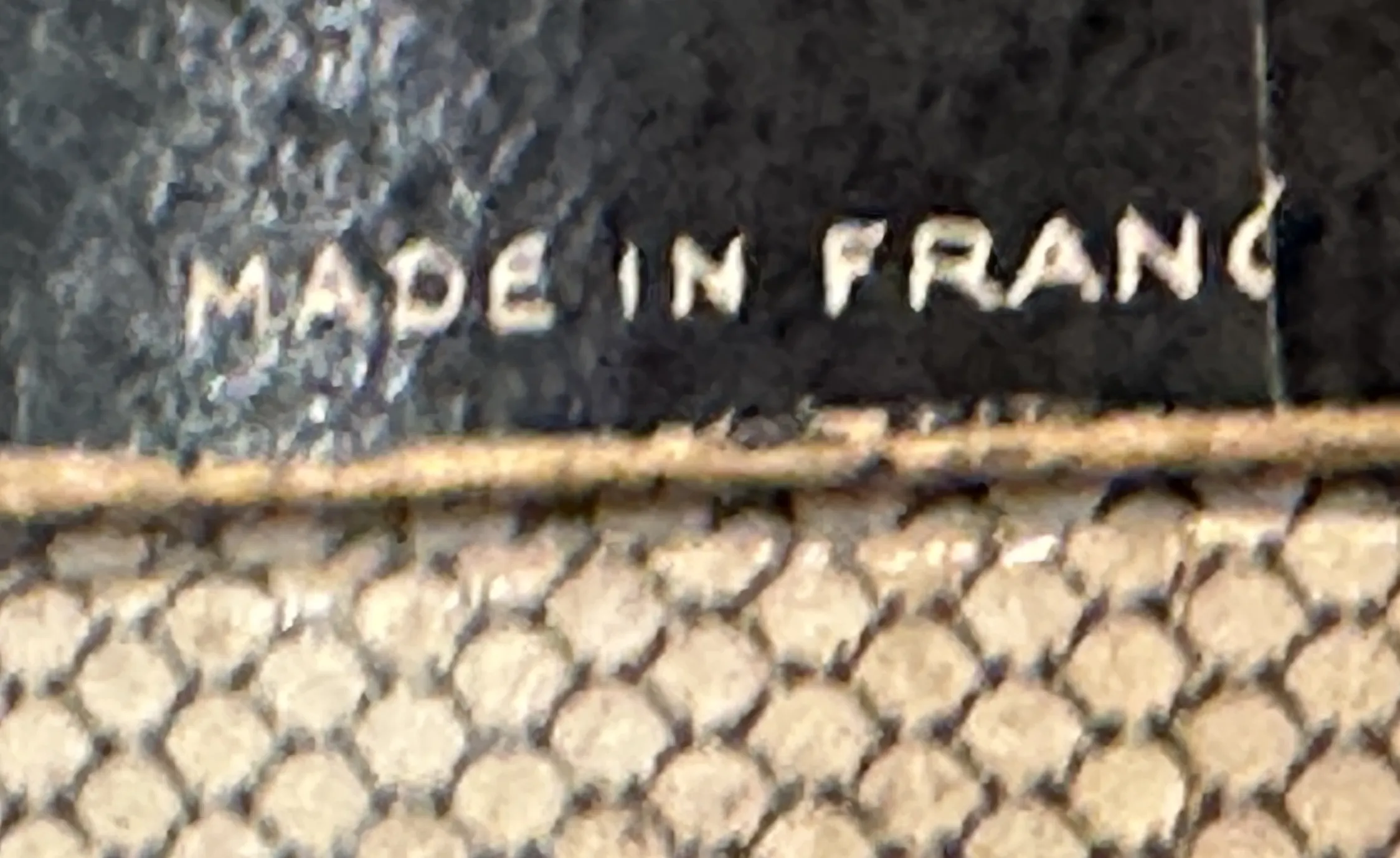 古老的印章上有 made in france 的字样，背景带纹理