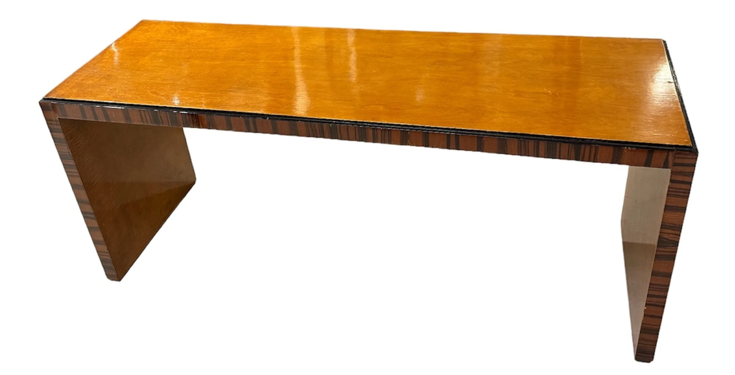 antiker Couchtisch mit rechteckiger Tischplatte und einzigartigen Beinen, ideal für das Wohnzimmer