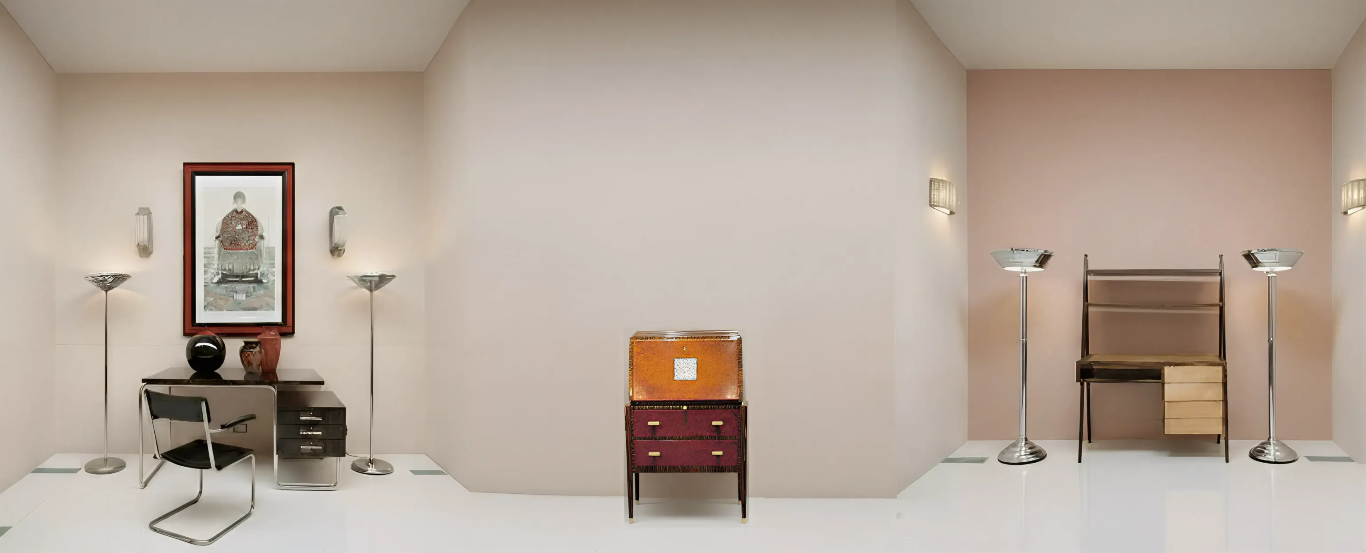 Modern schwarzer Schreibtisch mit Lampen und Kunst an der Wand.