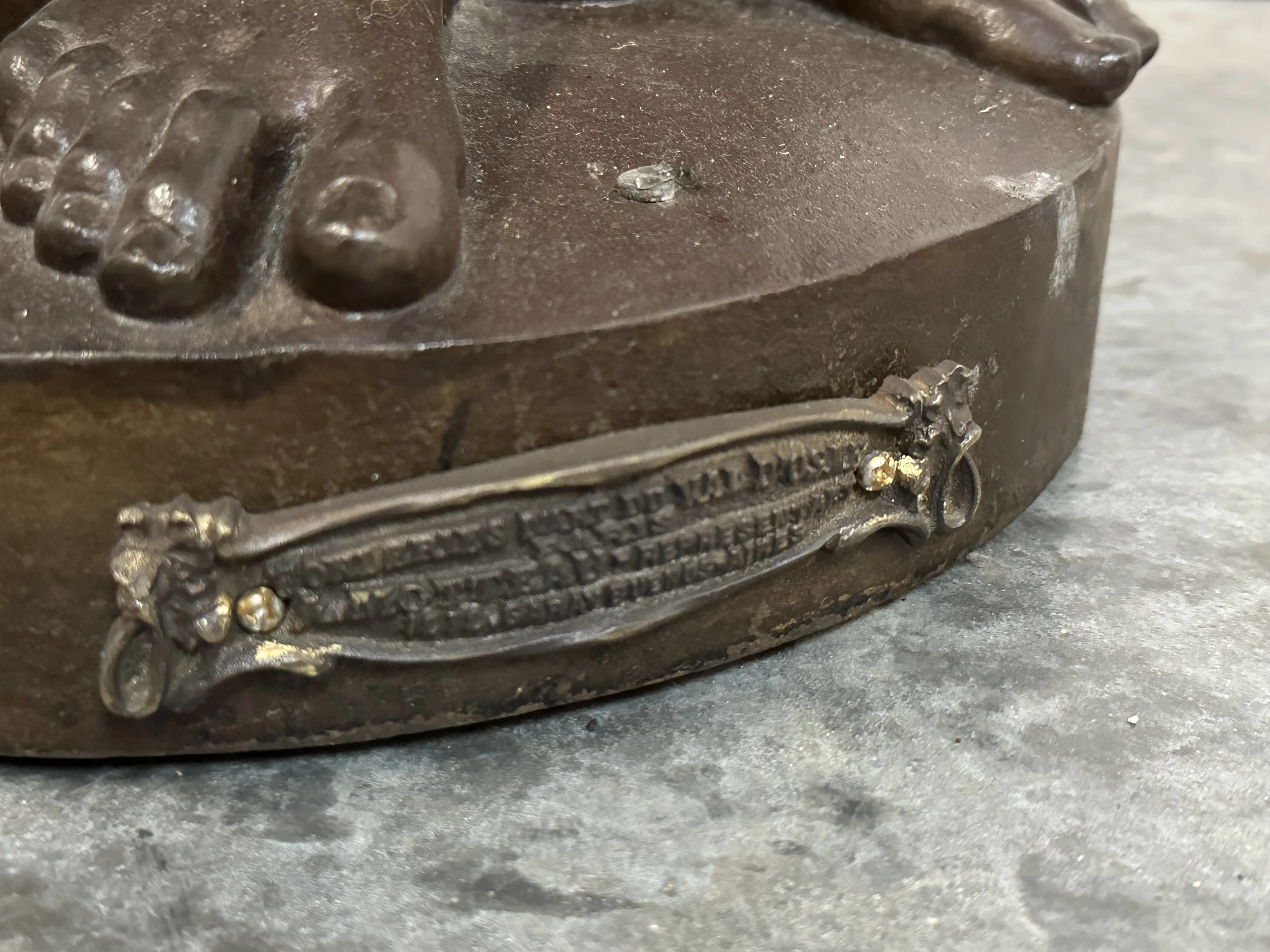 altes Siegel Val D´Osne mit dekorativem Basisdetail