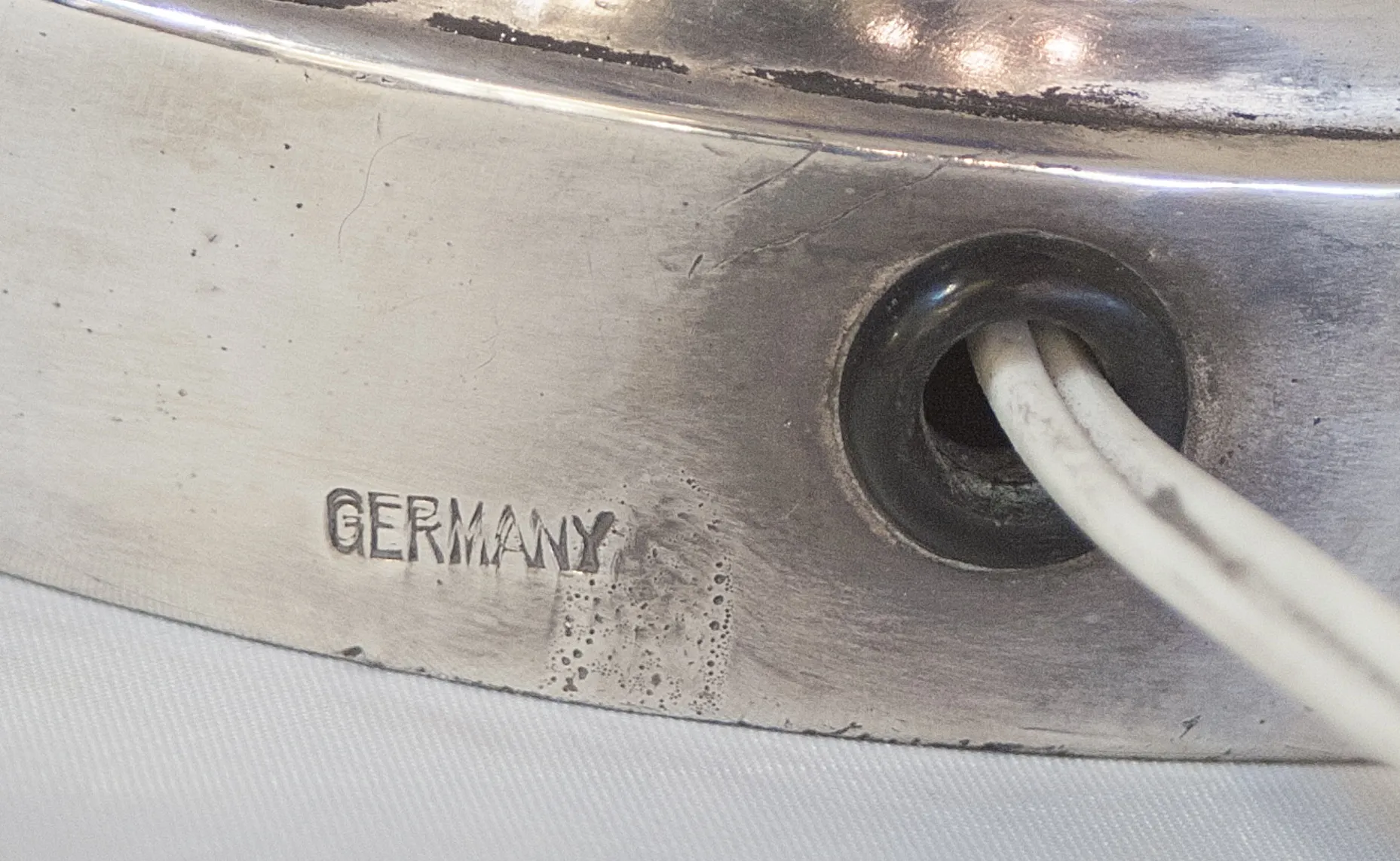 altes siegel mit markierungen, heller hintergrund und schnur