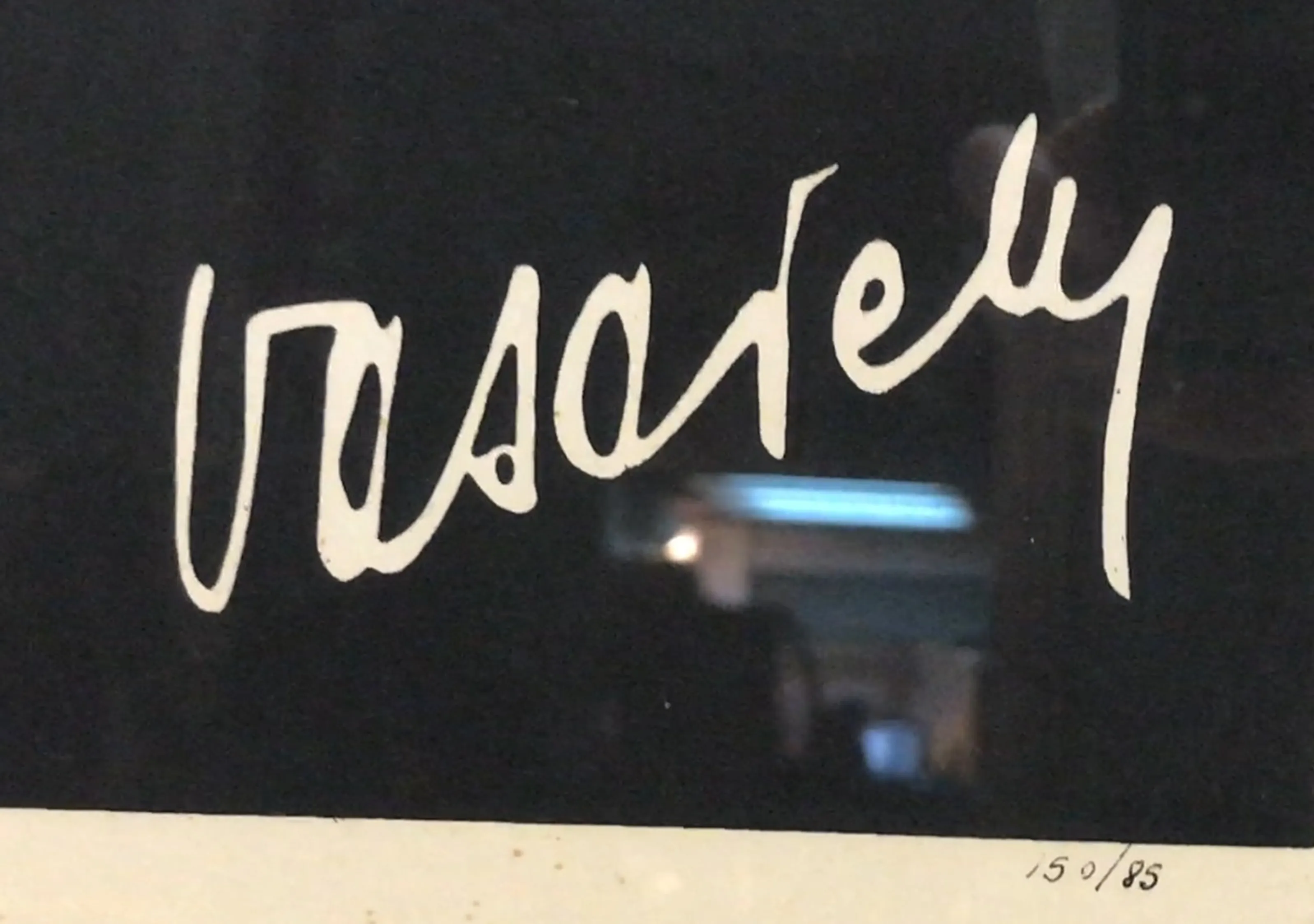 siegel vasarely mit unterschrift, dunkler hintergrund und kalligraphischer stil