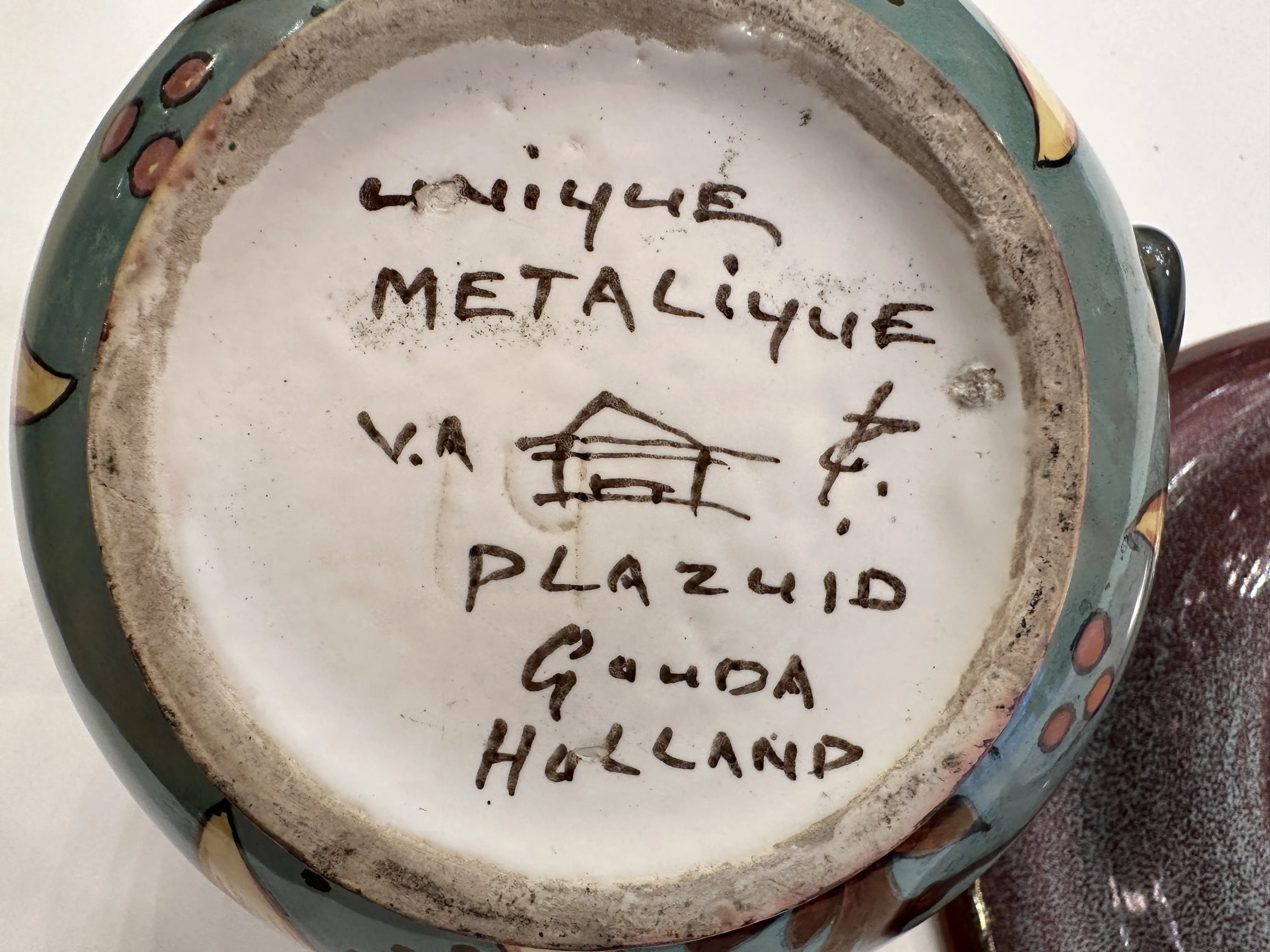 altes Siegel Plazuid mit Inschrift auf der Unterseite