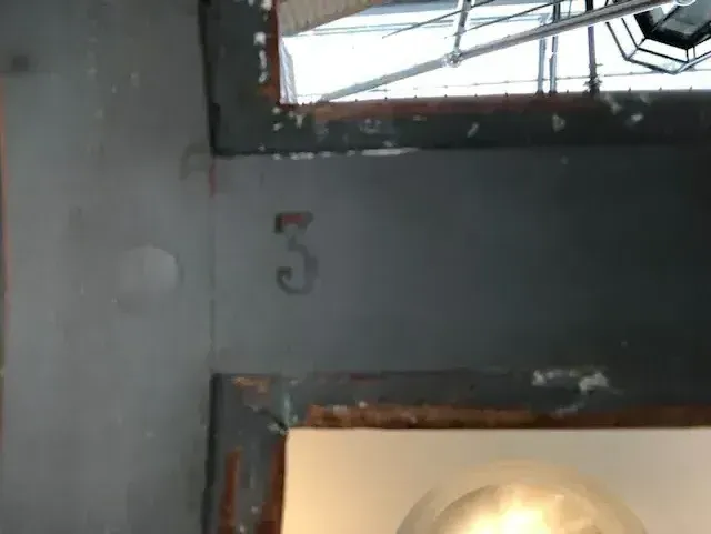 antikes Siegel an einer Wand mit sichtbaren Details