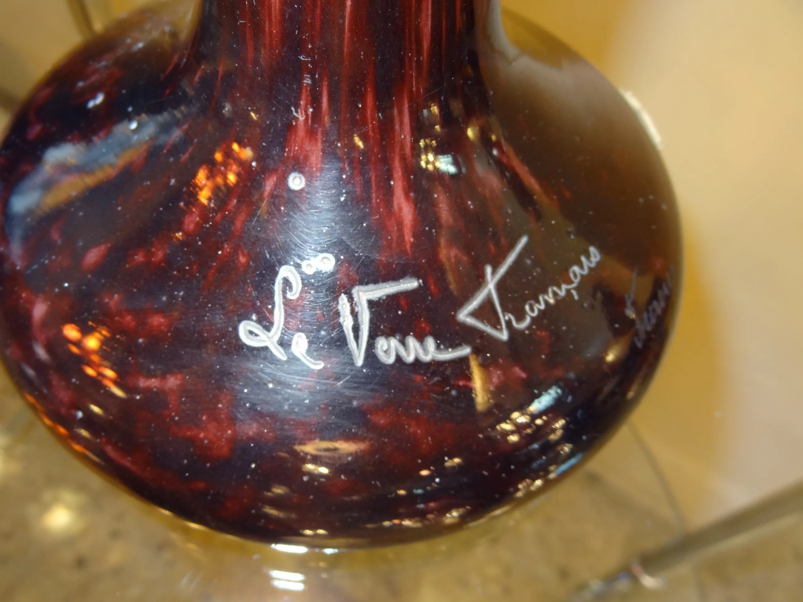 antikes Siegel von Le Verre Français, mit sichtbaren Details und Glanz.