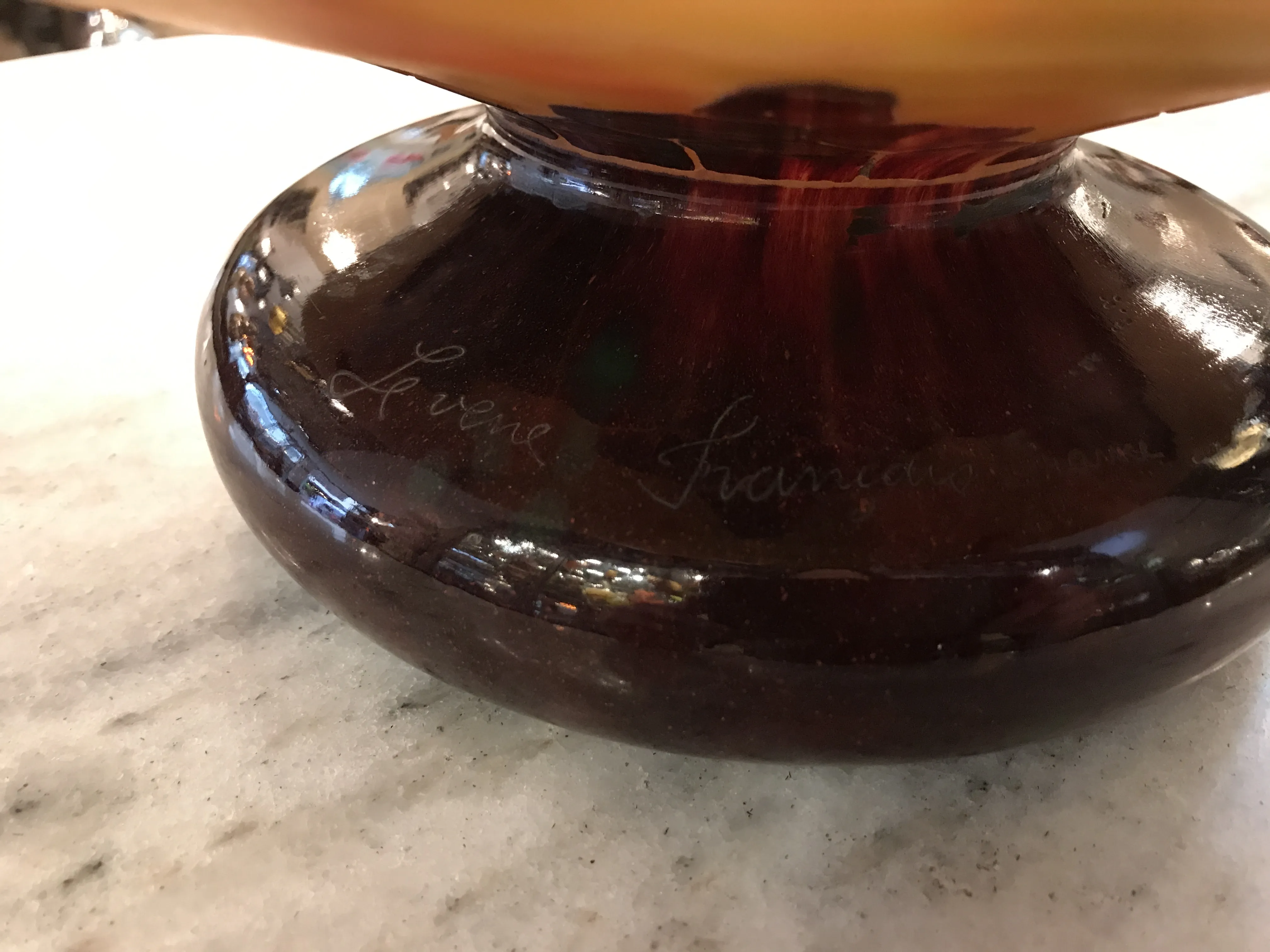 Detail eines antiken Siegels Le Verre Français aus Keramik mit Reflexionen