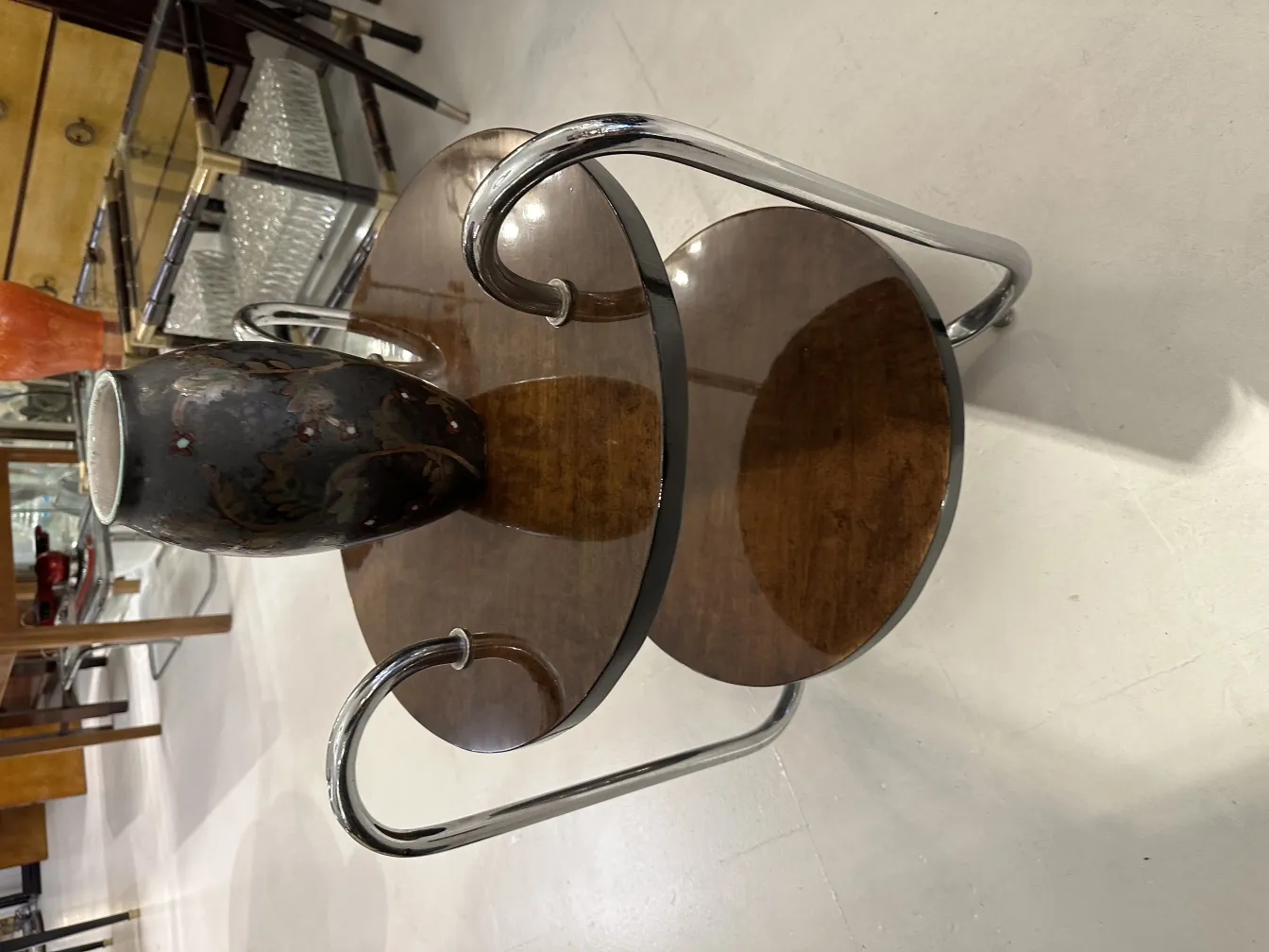 Vaso antico in ceramica con decorazione floreale su un tavolo di legno.