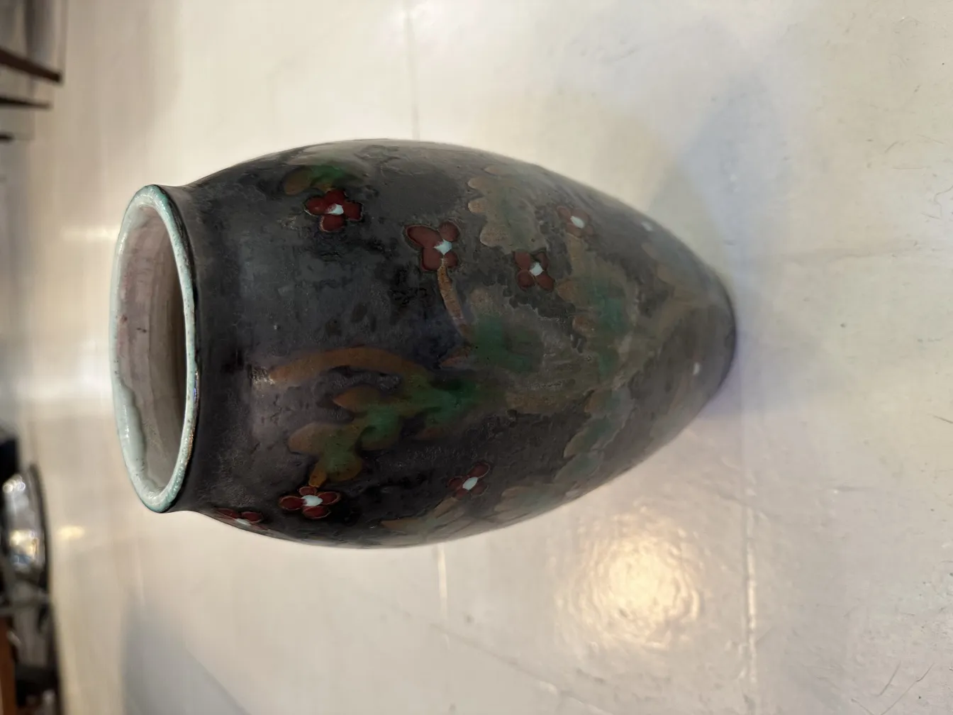 Vase en céramique ancienne avec des décorations couleur foncée