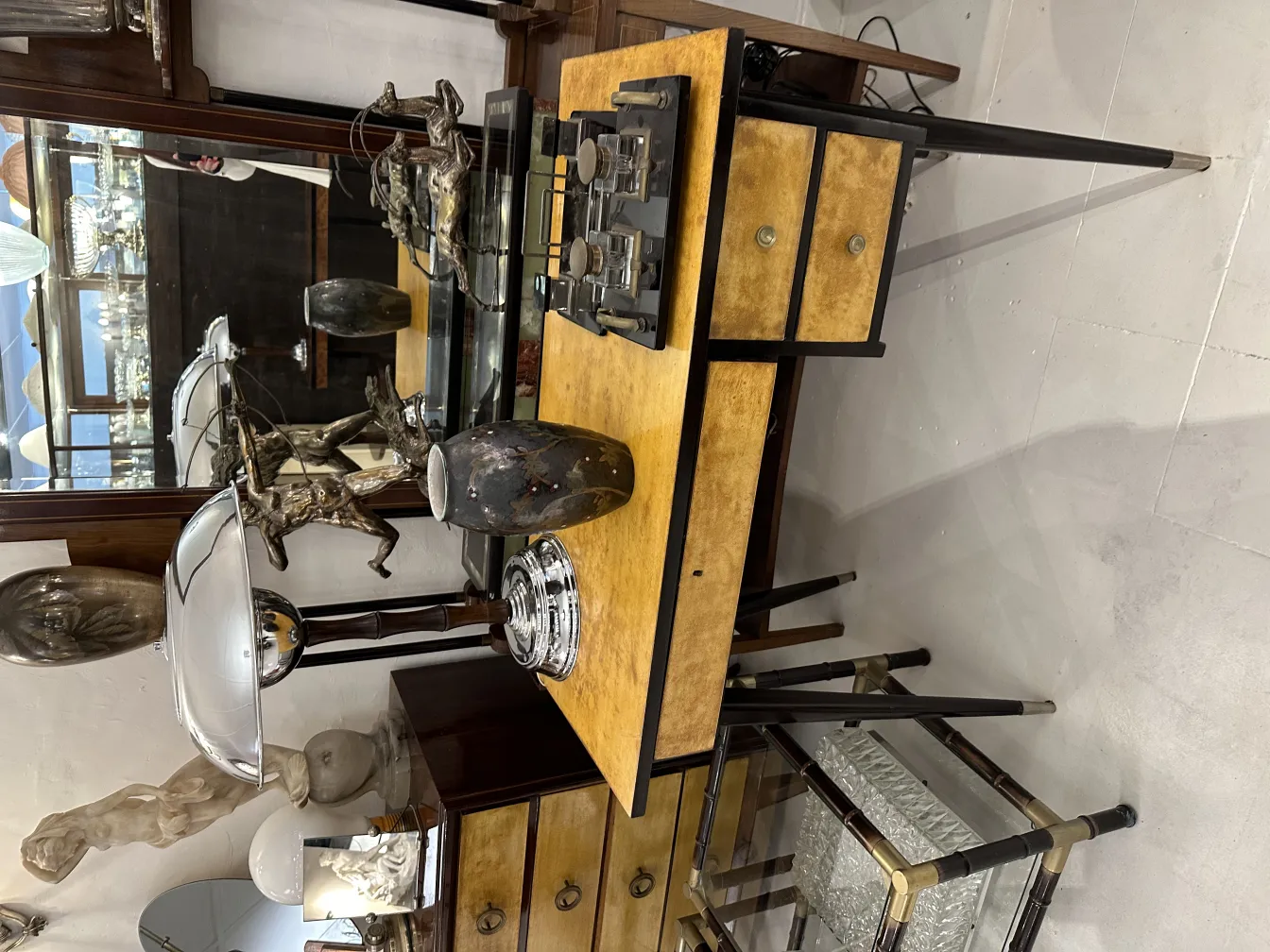 Cerâmica decorativa antiga com detalhes metálicos em um ambiente elegante.