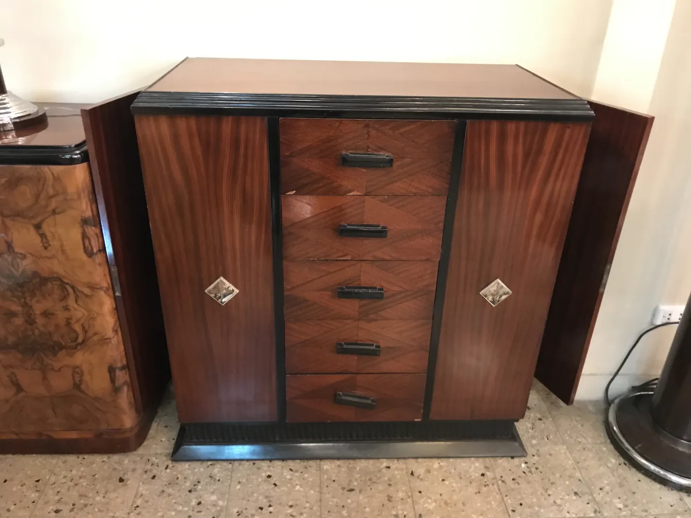 Comoda antigua con cinco cajones de madera fina y detalles elegantes