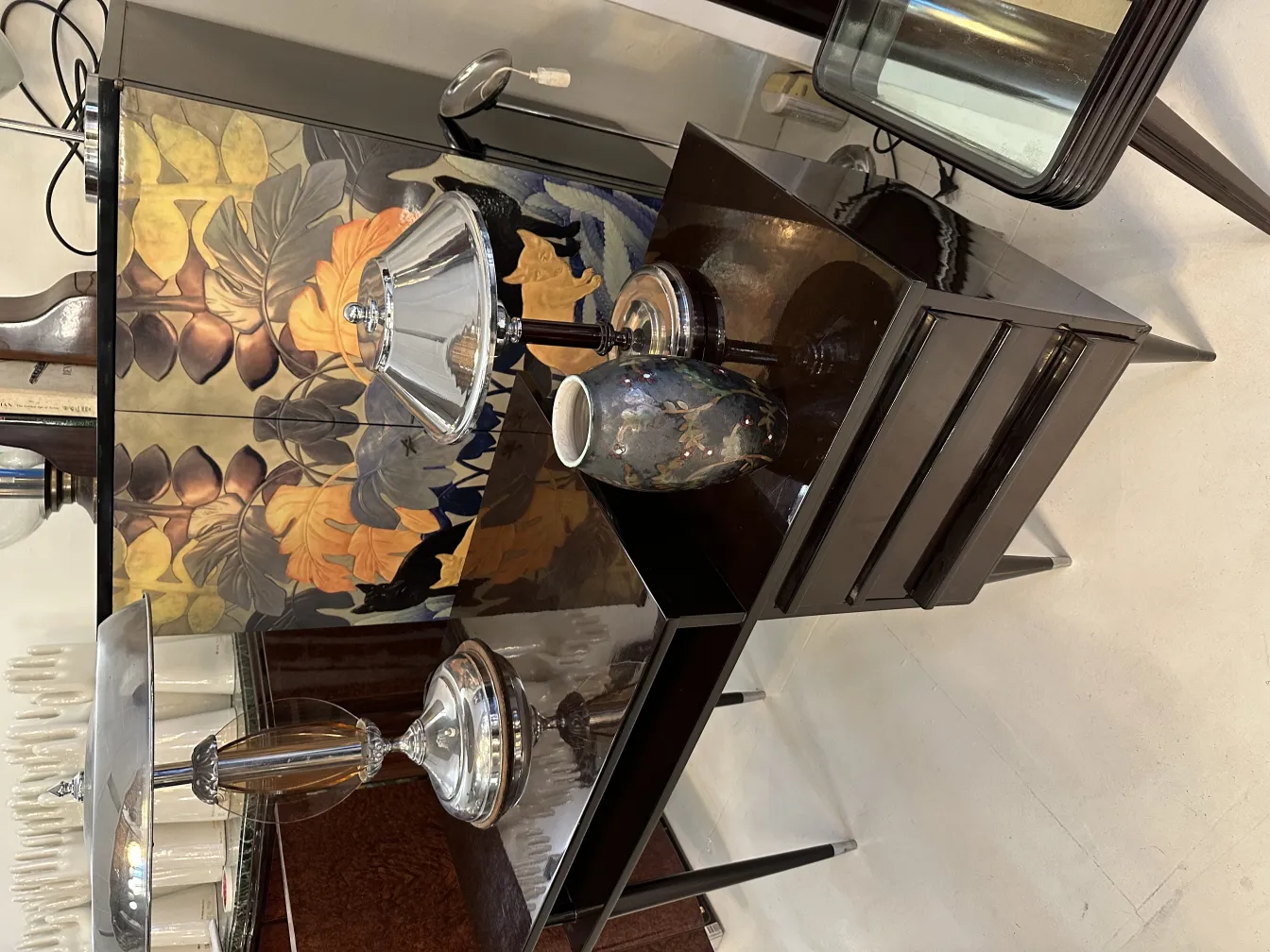 Jarrón, variedad de colores, decoraciones únicas, ambiente elegante.