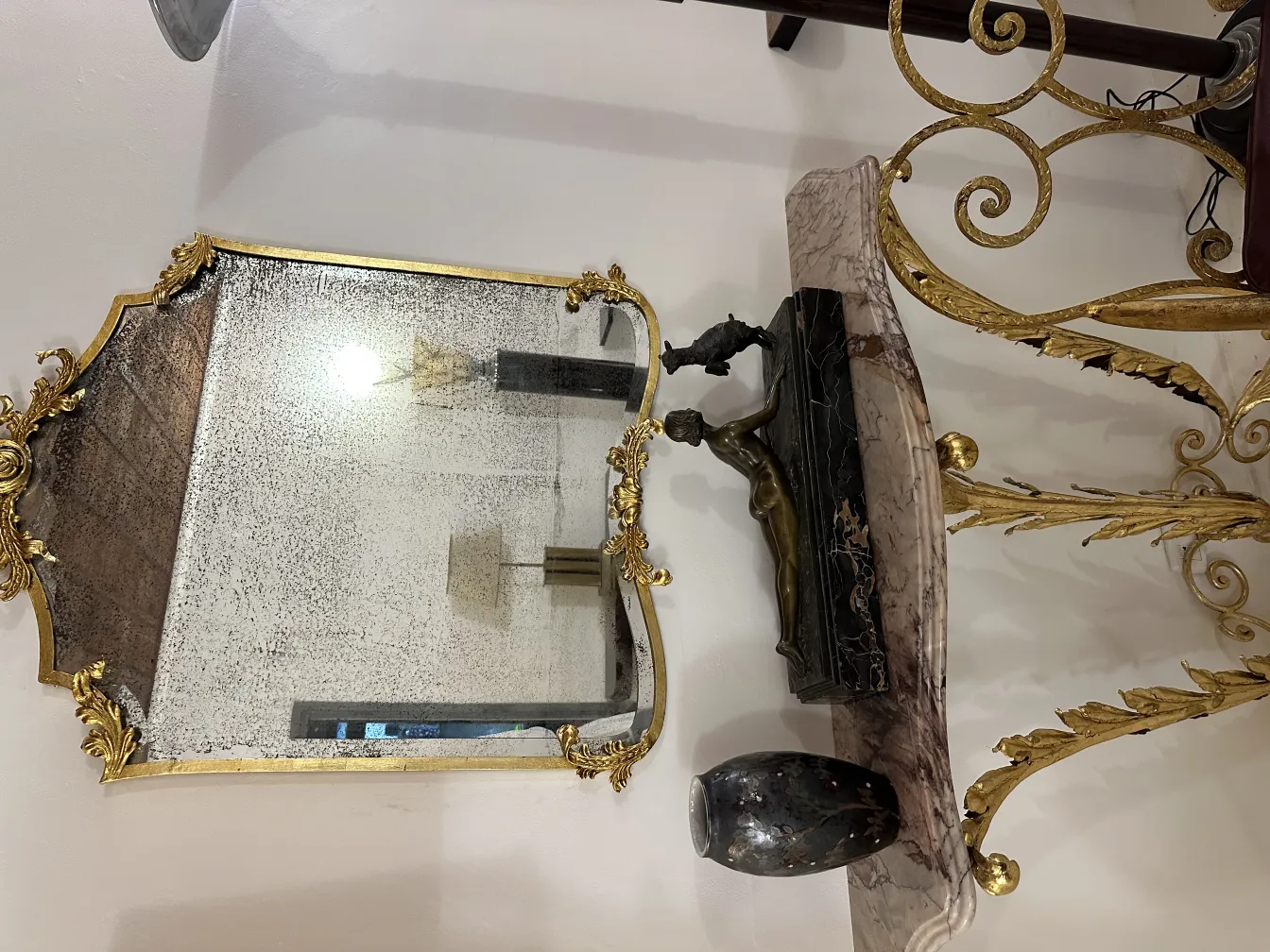 cerâmica antiga com detalhes dourados no ambiente