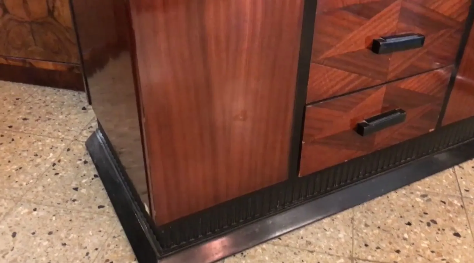 Comoda antigua de madera con tres cajones, ideal para almacenamiento.