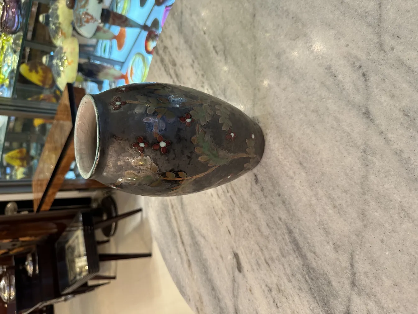 jarrón de cerámica antigua decorado con flores y hojas