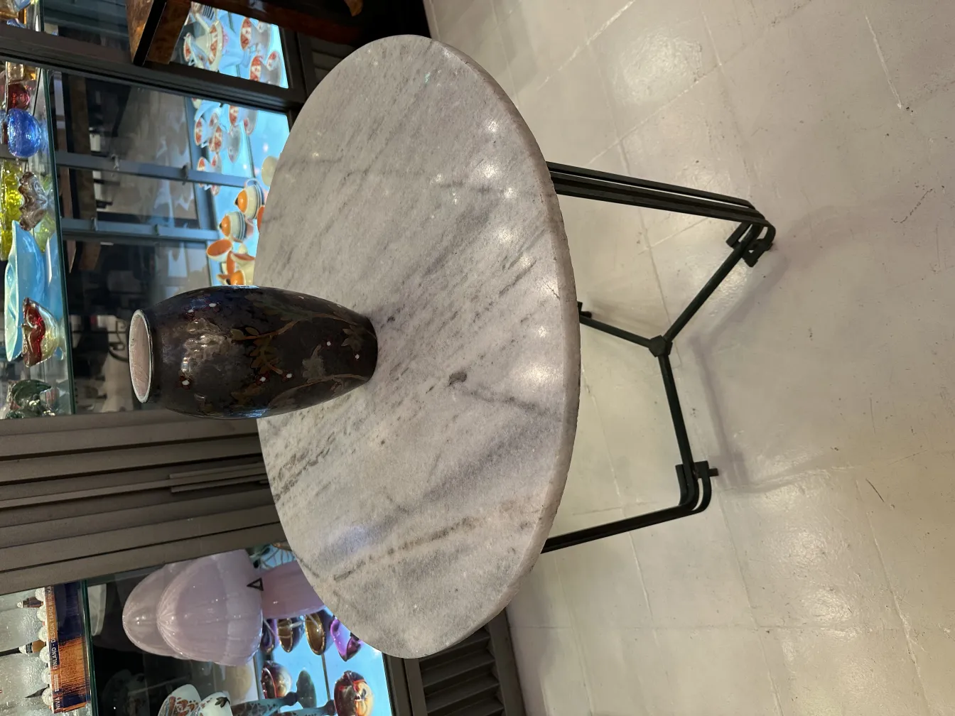 Vase en céramique sombre sur une table ronde