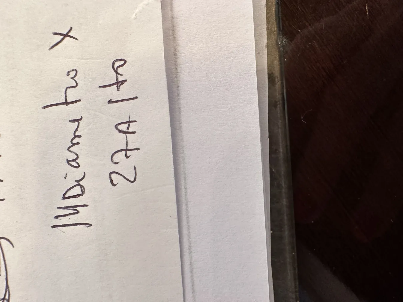 Pièce en céramique ancienne présentée dans un cadre chaleureux.