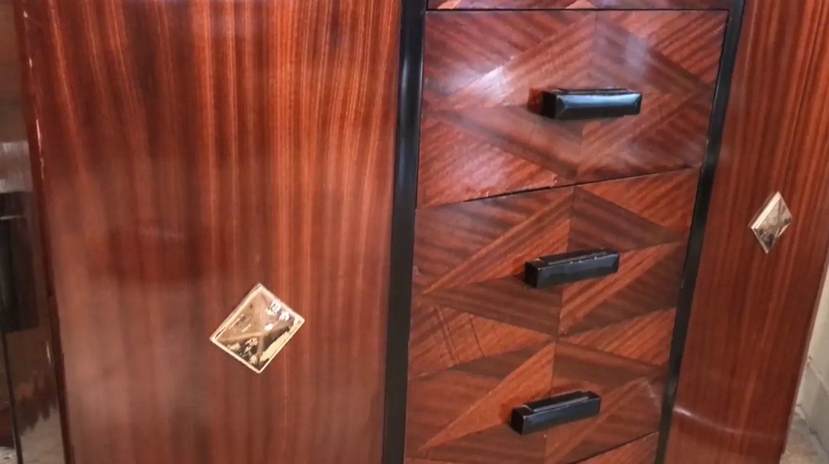 एंटीक-दराज-भौगोलिक-डिज़ाइन-और-कालापन-हैंडल-पुराने-पारिस्थितिकी-में।