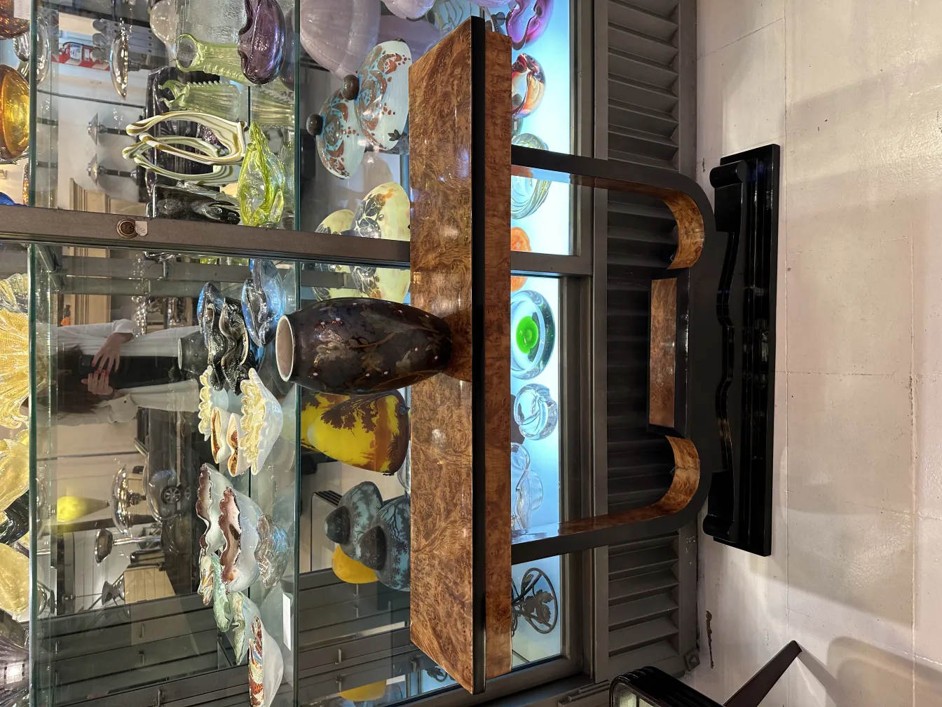 古董装饰陶瓷，具有独特细节，旁边是一堆玻璃物品。