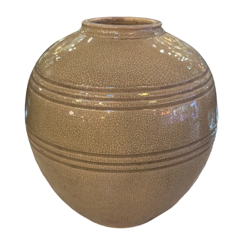 Vaso in ceramica antica con crepe sottili e linee