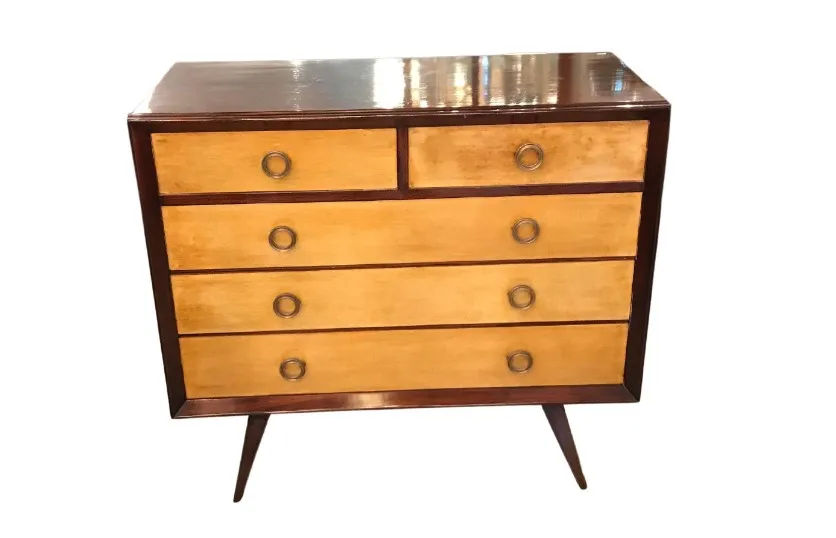 Cassettiera antica in legno con cinque cassetti e maniglie rotonde