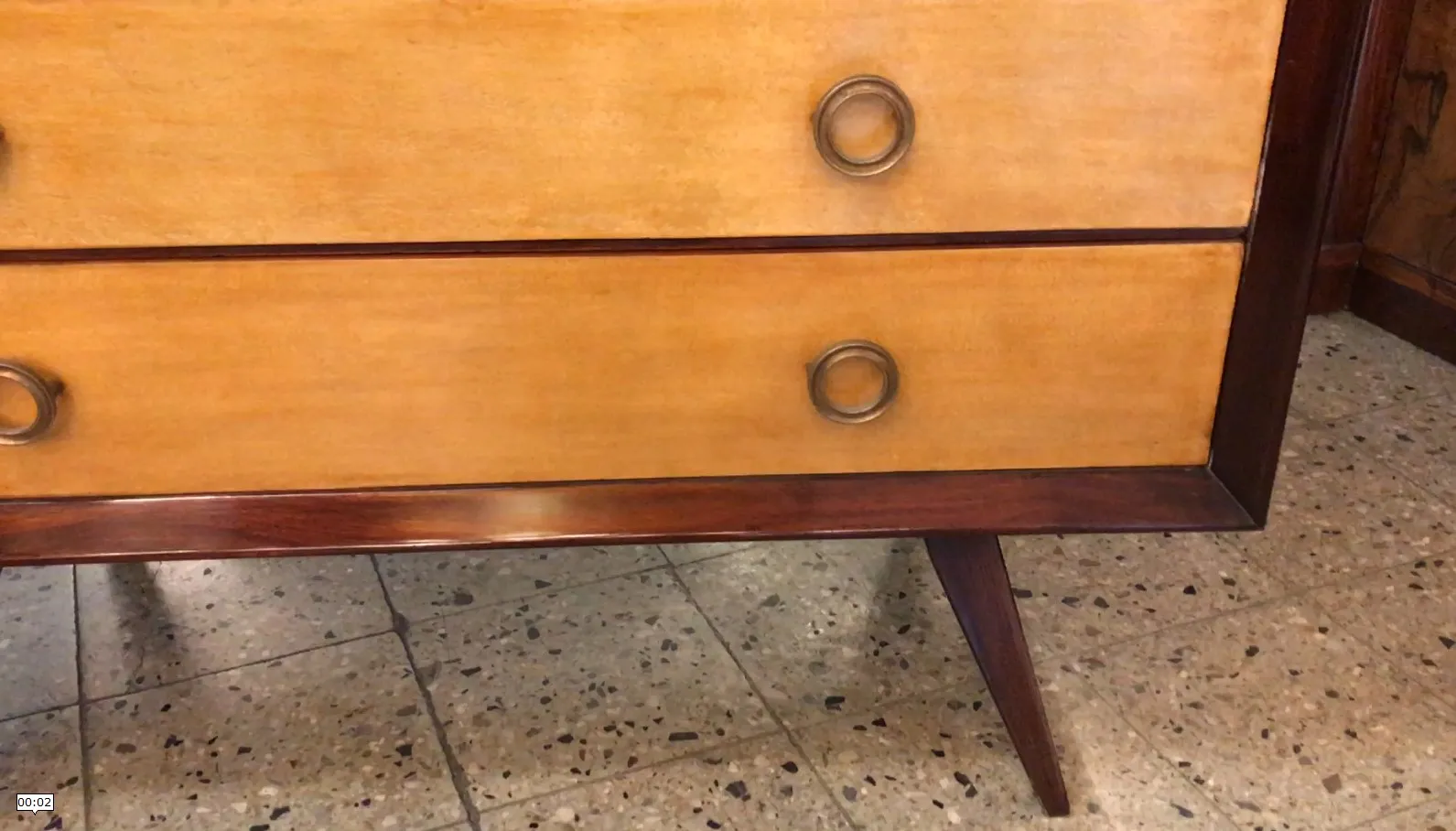 Alter Holzschrank mit zwei Fächern und Metallgriffen.