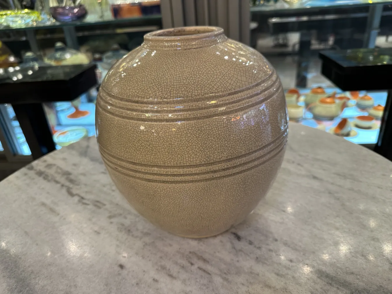 Vase en céramique ancien avec texture distinctive