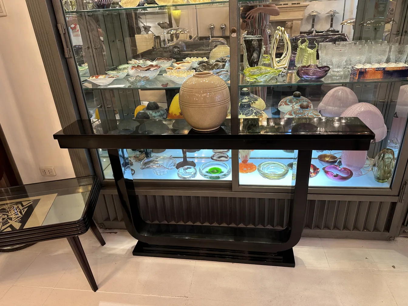 古董装饰陶瓷放在黑色桌子上，优雅的氛围。