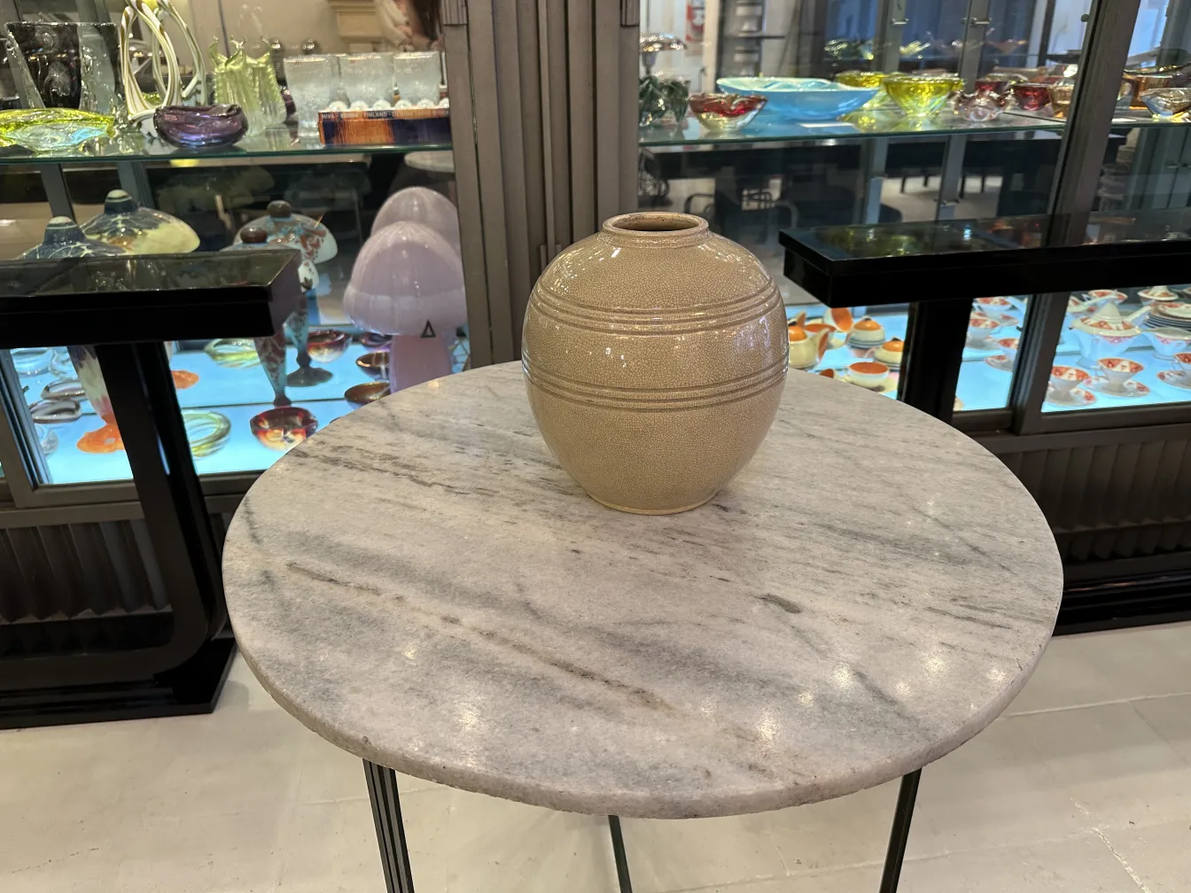 大理石テーブルの上にある古代陶器花瓶