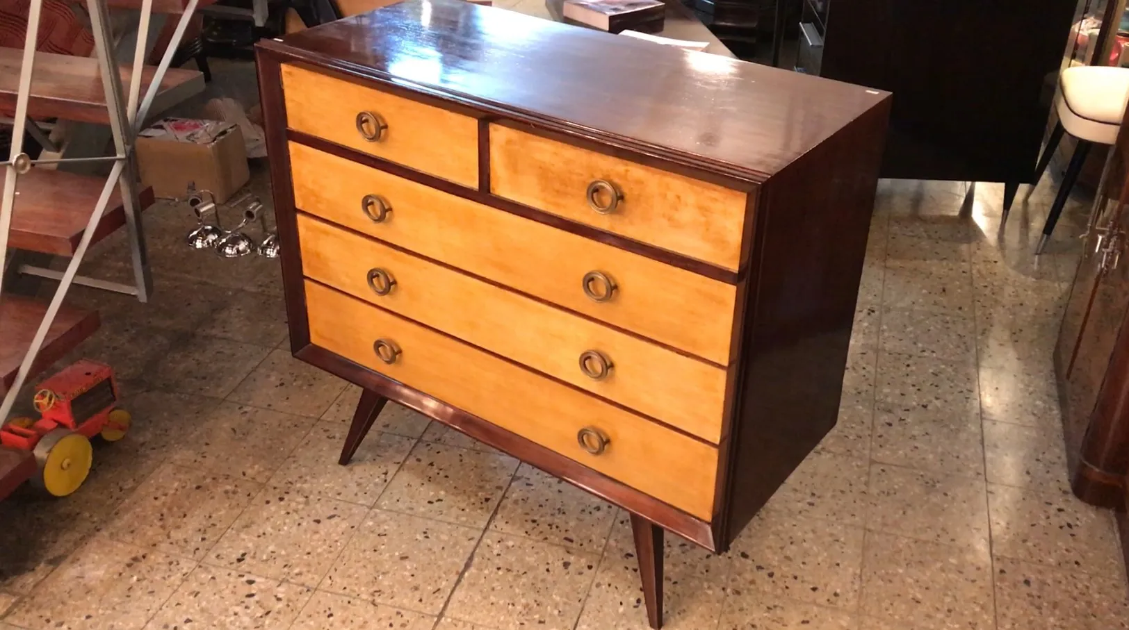 Commode ancienne en bois avec quatre tiroirs, style classique
