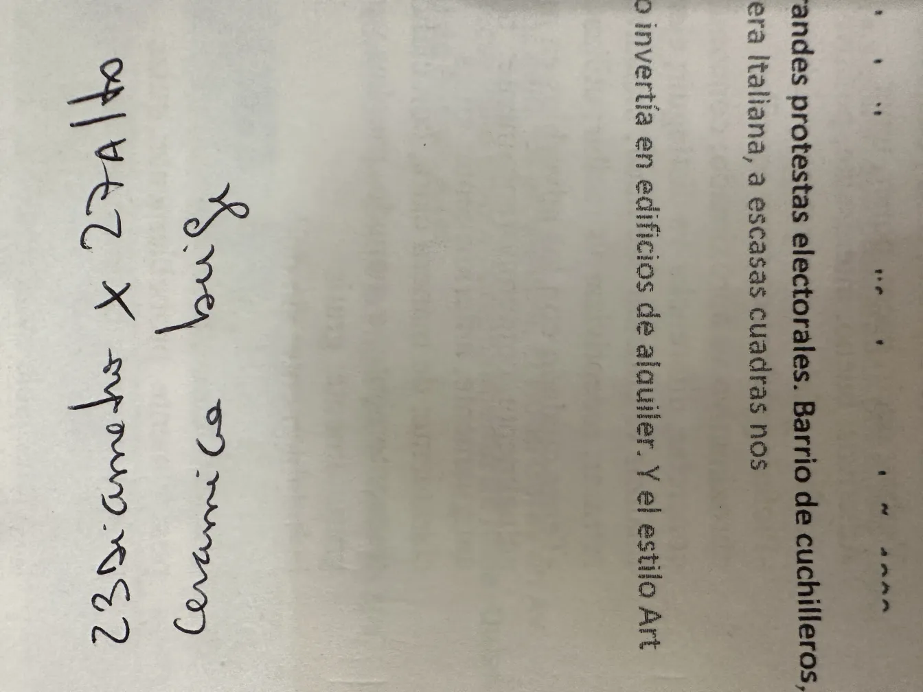 Céramique ancienne avec des détails artisanaux uniques et fins.