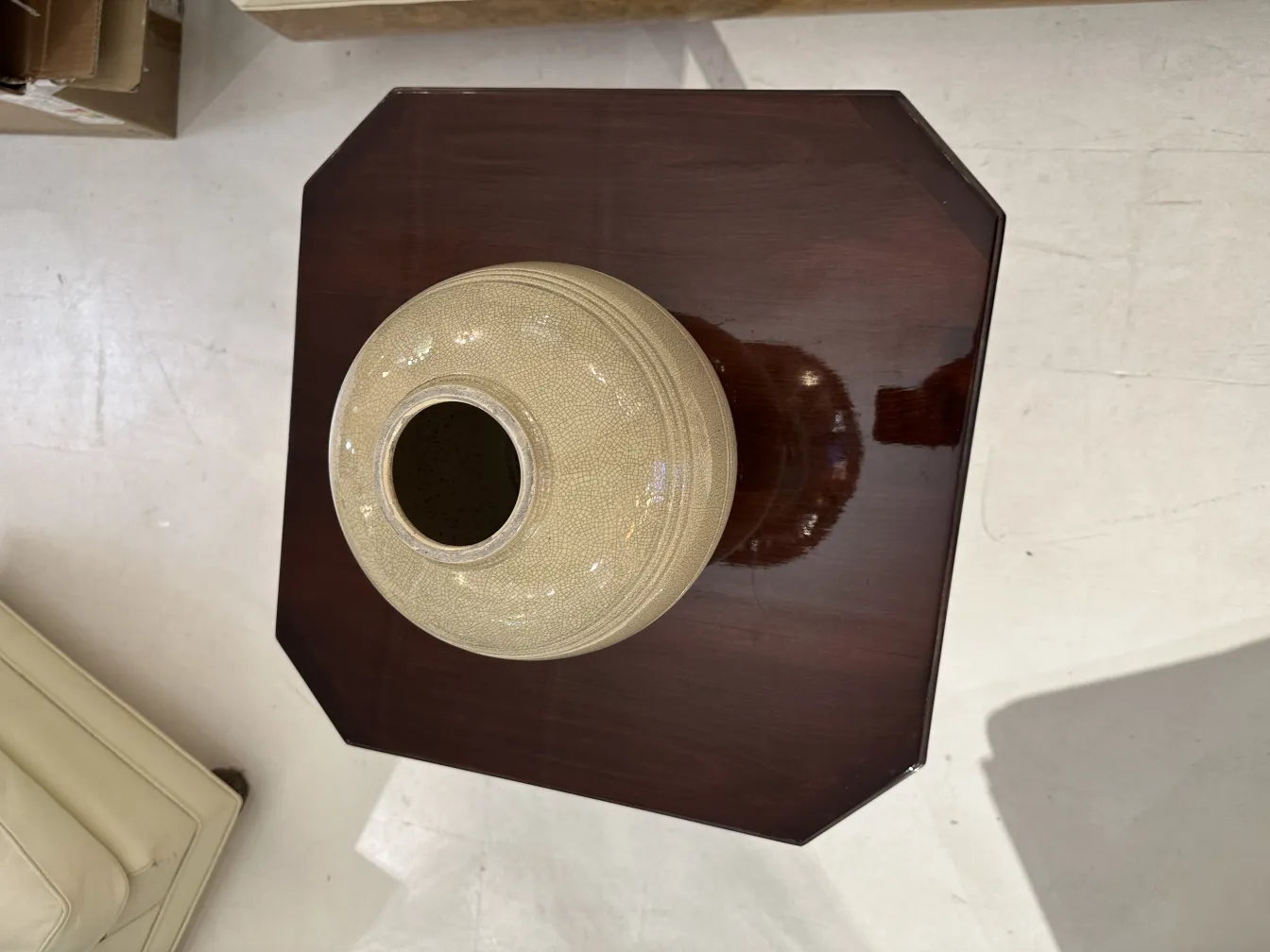 Vaso in ceramica antica su un tavolo di legno