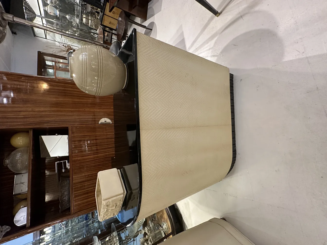 Cerâmica antiga decorativa com design artesanal em ambiente elegante.