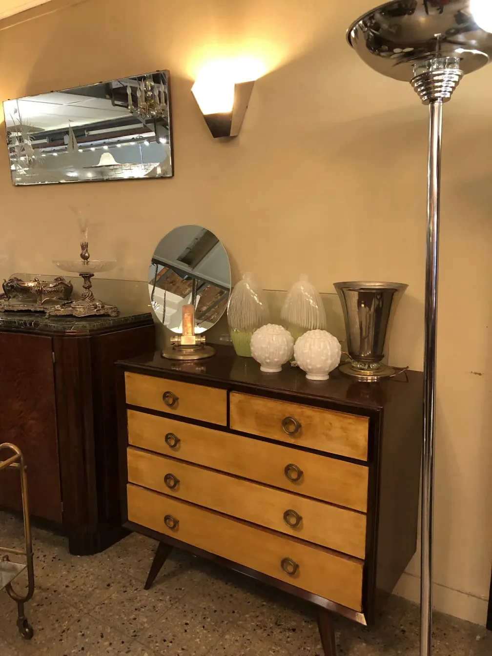 明暗のトーンのある古い引き出し、丸型ハンドルがエレガントな環境にあります。