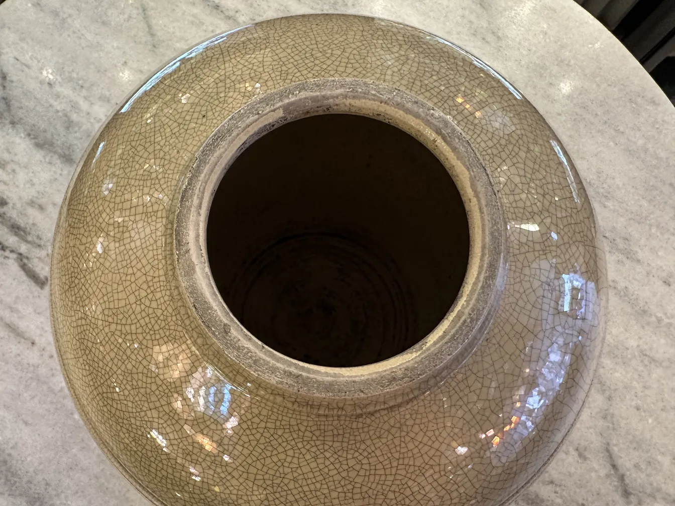 Vue de dessus d'une céramique décorative antique avec des craquelures