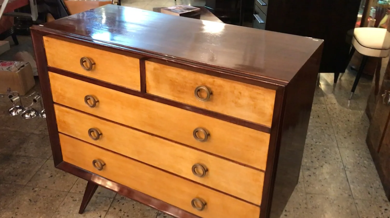 Commode antique en bois avec design classique et deux tiroirs, dans un environnement chaleureux.