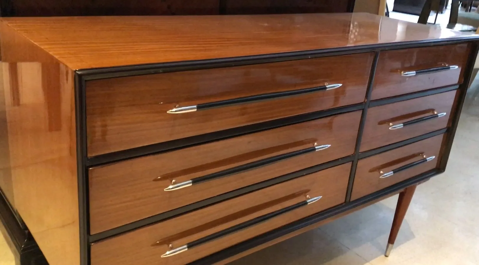 Cassetto antico in legno con quattro cassetti eleganti.