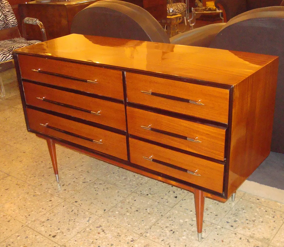 Cómoda antigua de madera con seis cajones, tiradores metálicos