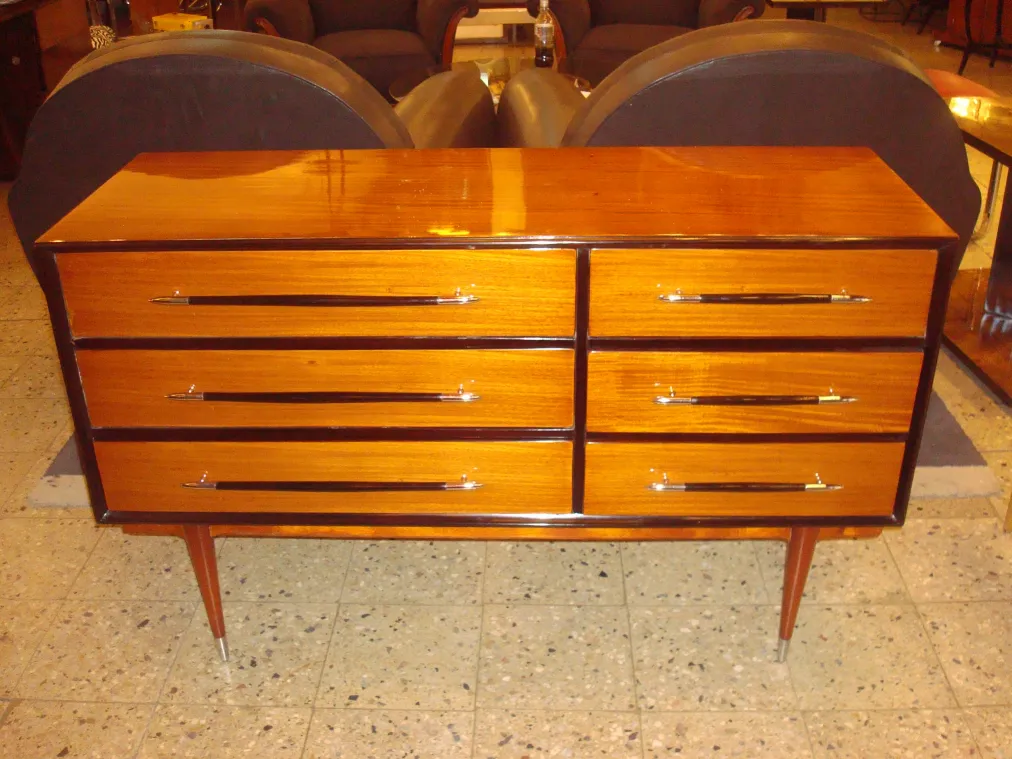 Antike Holzschublade mit vier Schubladen und elegantem Design.