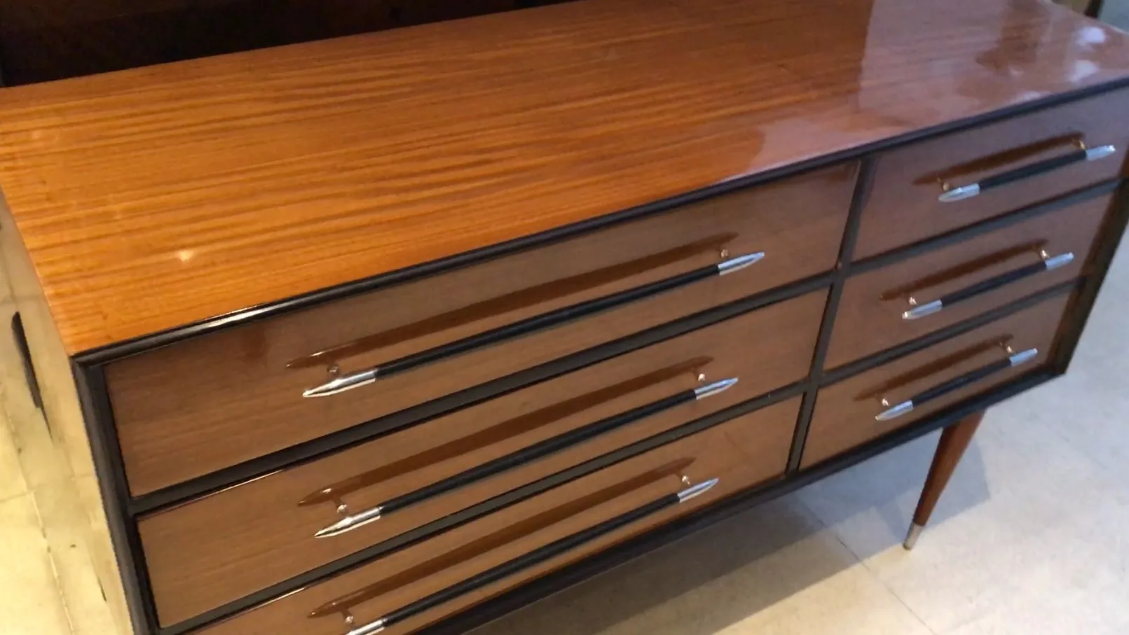 Commode ancienne avec finition brillante et poignées en métal, quatre tiroirs