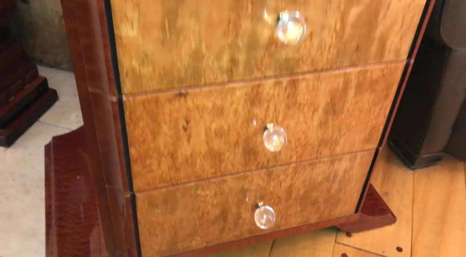 Antike Holzschublade mit Glashandles, elegantes Design.