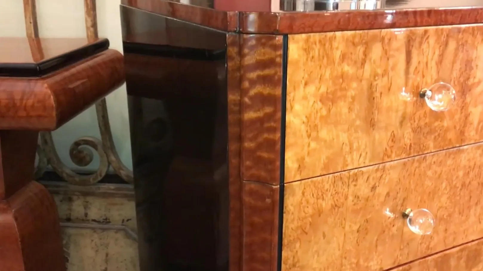 Antike Holzschublade mit elegantem Finish und Glasgriffen.