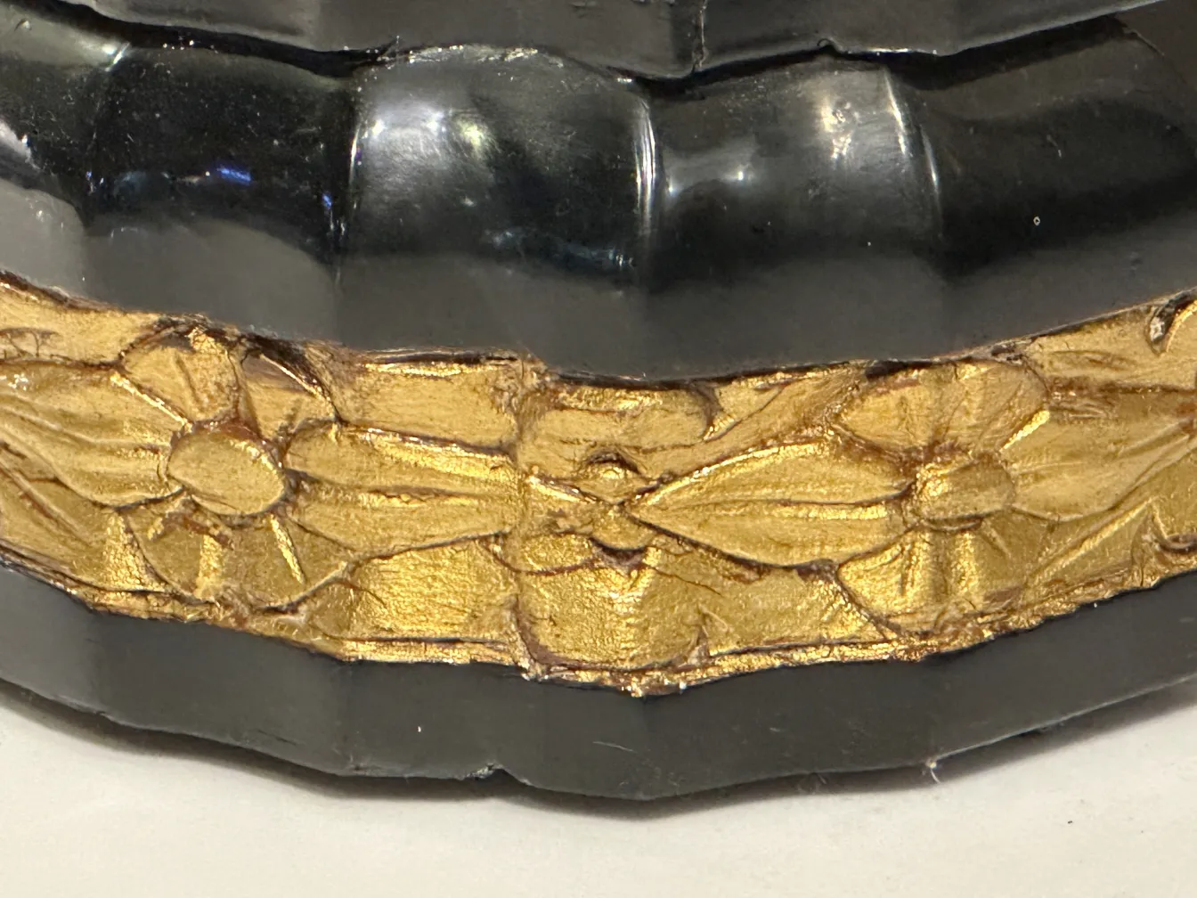 Gaveteira antiga com detalhes dourados em seu design