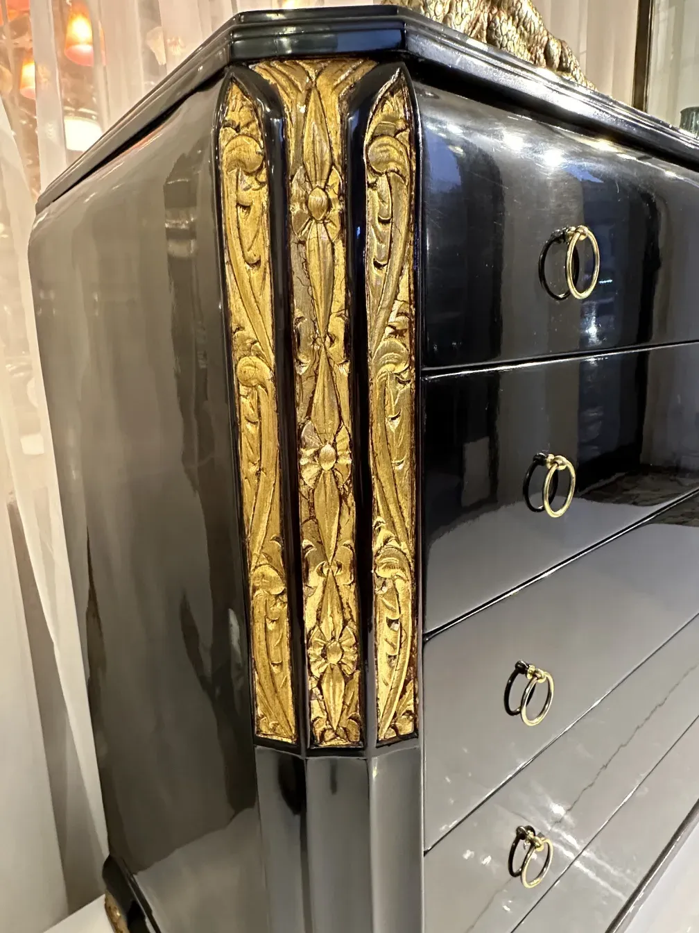 Cassetto antico con dettagli dorati e anelli in metallo.